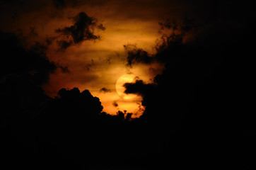 schwarze wolken bei sonnenuntergang