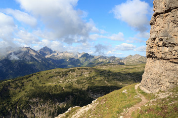 Naklejka premium Wanderweg mit Bergpanorama der Allgäuer Alpen
