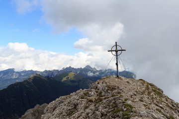 Fototapeta na wymiar Gipfelkreuz Leilachspitze mit Bergpanorama