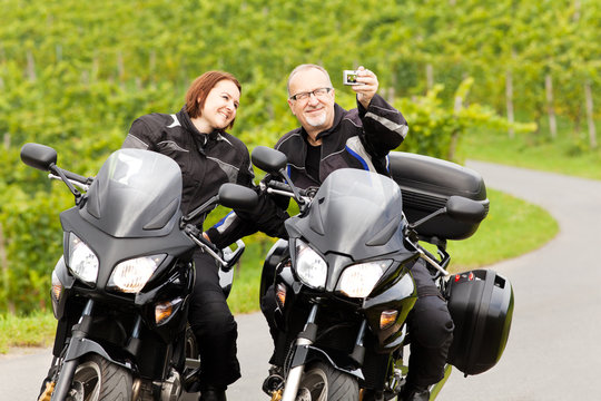 Zwei Motorradfahrer bei einem Selfie