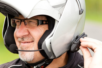 Motorradfahrer mit Freisprechanlage
