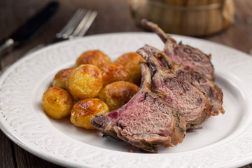 Grilled lamb chops with potatoes