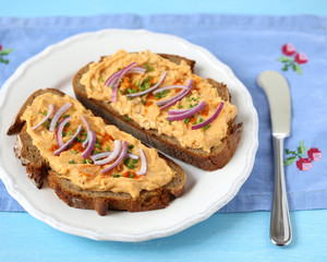 Roggenbrot mit Obatzda und Zwiebel