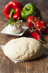 Roher Pizzateig auf Holz