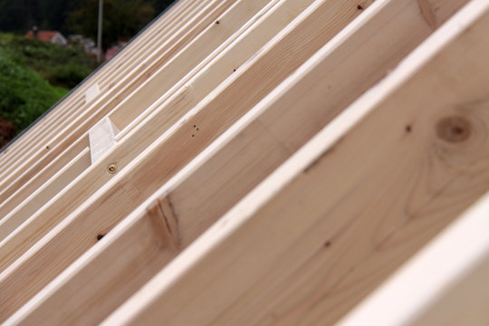Dachstuhl aus Holz im Holzbau