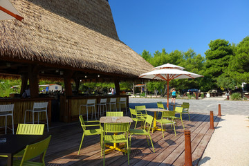 Terrasse d'un bar en bord de mer 