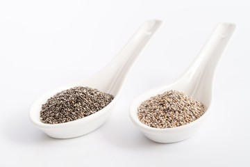 Weiße und schwarze Chiasamen