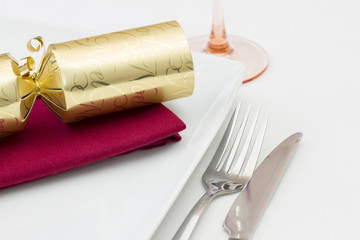 Naklejka premium Christmas place setting with gold cracker