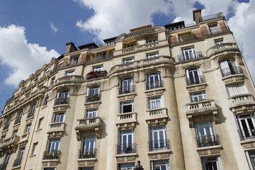 Fototapeta na wymiar Immeuble ancien de standing à Paris 