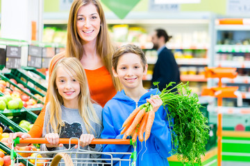 Famile beim Einkaufen im Lebensmittelmarkt