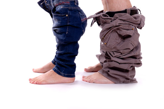 F&uuml;&szlig;e mit runter gezogenen Hosen