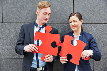 Geschäftsleute lösen zusammen ein Puzzle