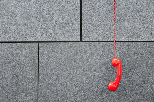 Rotes Notruf Telefon h&auml;ngt an Wand