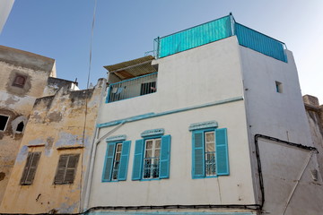 Fototapeta na wymiar Maison blanche avec volets bleus et terrasse
