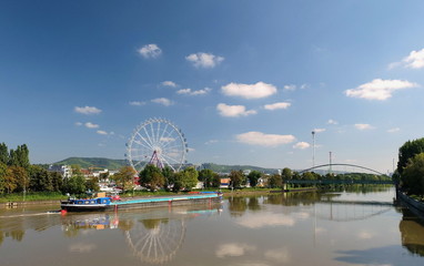 Neckar mit Binnenschiff bei Stuttgart