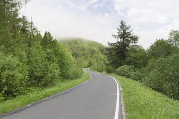 Fototapeta na wymiar Asfaltowa droga w górach, Bieszczady poranek