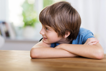 junge zuhause schaut zur seite