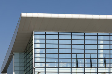 Edificio di  vetro e cemento