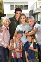Familie macht Selfie mit Großeltern