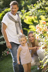 Familie im Garten Mutter zeigt etwas Tochter
