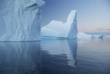 Zelfklevend Fotobehang Reflectie van blauwe ijsbergen (Antarctica) © alekseev