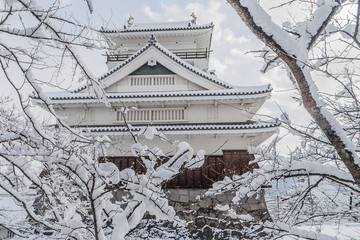 雪に覆われた冬の上山城天守