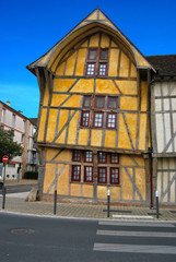 Maison à colombages ocre à Troyes