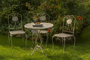 Salon de jardin, table et chaises