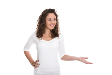 Isolierte junge Frau präsentiert mit der Hand