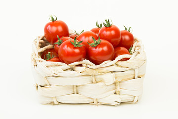 tomaten im körbchen