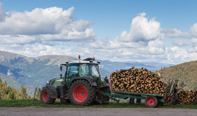 tracteur et remorque de bois