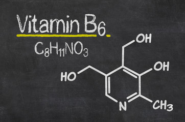 Schiefertafel mit der chemischen Formel von Vitamin B6