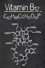 Schiefertafel mit der chemischen Formel von Vitamin B12