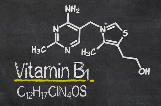 Schiefertafel mit der chemischen Formel von Vitamin B1