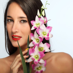 Ritratto di ragazza con orchidea
