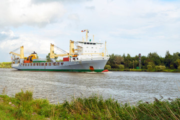 Schwergutschiff auf dem Nord-Ostsee-Kanal