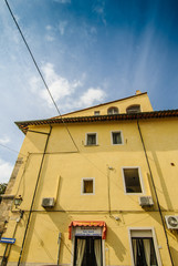 Facciata vecchio palazzo con finestre