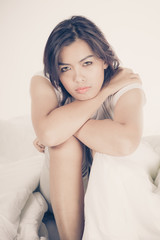 Naklejka premium Portrait of a beautiful young woman in bed
