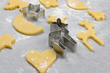 Weihnachtsbäckerei - Kekse ausstechen