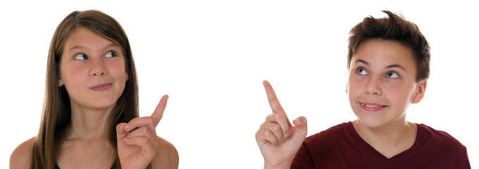 Junge Teenager oder Kinder zeigen mit dem Finger nach oben
