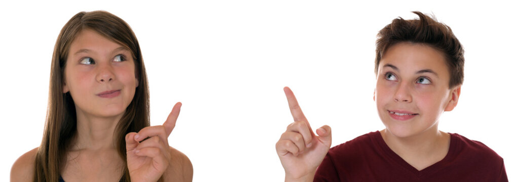 Junge Teenager oder Kinder zeigen mit dem Finger nach oben