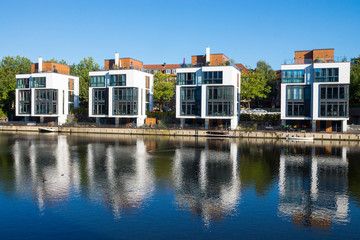 Four new houses at the waterside