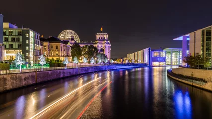 Foto op Canvas Reichstag und Reichstagufer in Berlin bei Nacht © kentauros