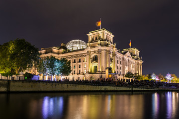 Fototapeta na wymiar Reichstagsgebäude in Berlin bei Nacht