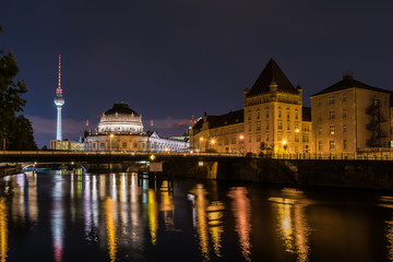 Fototapeta premium Berliner Fernsehturm und Museumsinsel bei Nacht