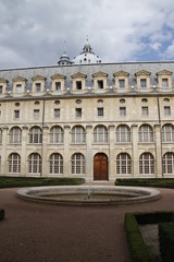 Fototapeta na wymiar Cour intérieure et jardin du Val-de-Grâce à Paris