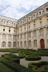 Fototapeta na wymiar Cour intérieure et jardin du Val-de-Grâce à Paris