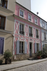 Fototapeta na wymiar Maison rose de la rue Crémieux à Paris