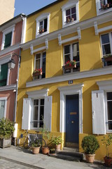 Maison jaune rue Crémieux à Paris