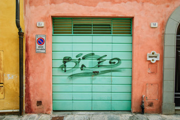 Fototapeta na wymiar Portone verde ingresso garage vecchio palazzo signorile, Pisa